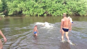 Мужики на природе парятся в бане "по черному"