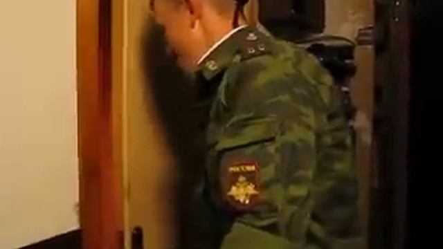 Дембель заходит домой смотреть онлайн