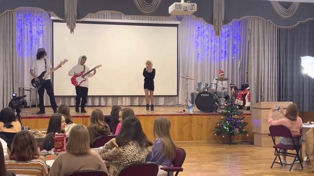 Выступление на новогоднем концерте старшеклассников в составе группы