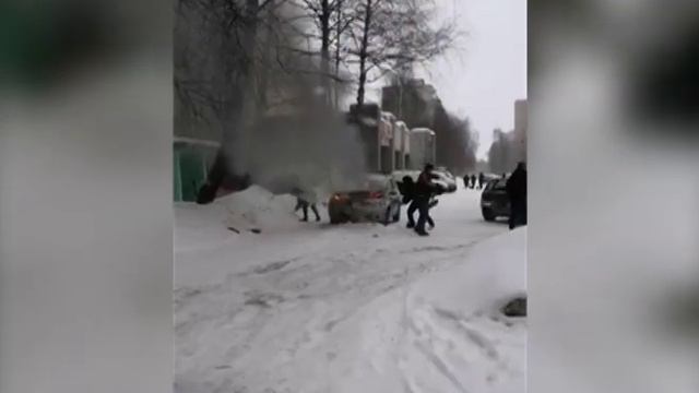 В Дзержинском районе Ярославля сгорел автомобиль смотреть онлайн