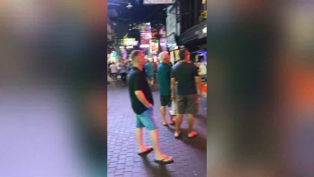 Прогулка по улице Волкин Стрит в Паттайе. Улица полна туристов, как это было до ковида смотреть онлайн