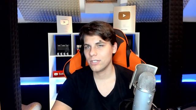 СТРАННАЯ ДЕВУШКА ВЕЗДЕ НОСИТ С СОБОЙ ПОДУШКУ [трэш-шоу] смотреть онлайн