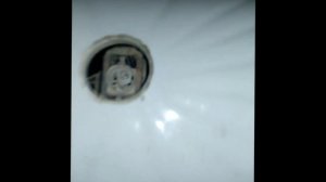 Как снять крышку бачка унитаза? Это же элементарно.#Shorts