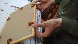 Многоразовое крепление задника для фоторамки из пластиковой бутылки своими руками.
