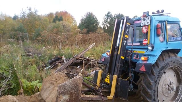 МТЗ -82. Погрузка песка с помощью кары. смотреть онлайн