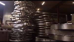 Рабочие будни цеха металлообработки