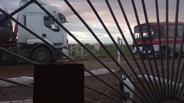 ПАЗ 3205 тянет на буксир тяжеловоза Renault