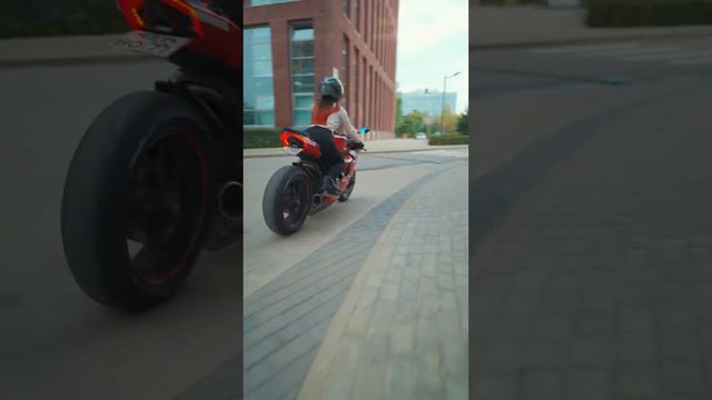 Мотодевушка и самый красивый мотоцикл Ducati