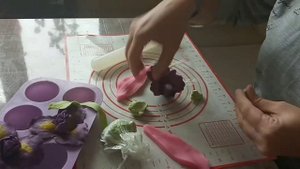Украшение торта в свободной технике с ирисами из пластичного шоколада