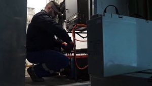 Как меняются АКБ на базовых станциях сотовой связи