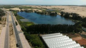 Белые дюны рядом с Муйне (Вьетнам) и озеро Лотуса.