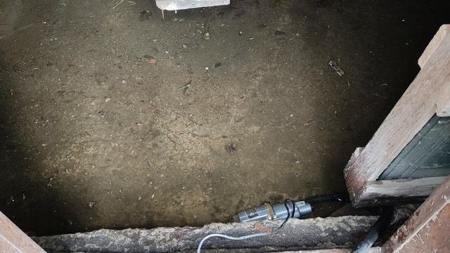 Разбираем теплицу, откачиваем воду