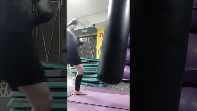 Тайский бокс. Муай-тай. Фитнес. Отработка ударов на боксерском мешке босиком. 1 июня . Утро. Часть 4 смотреть онлайн