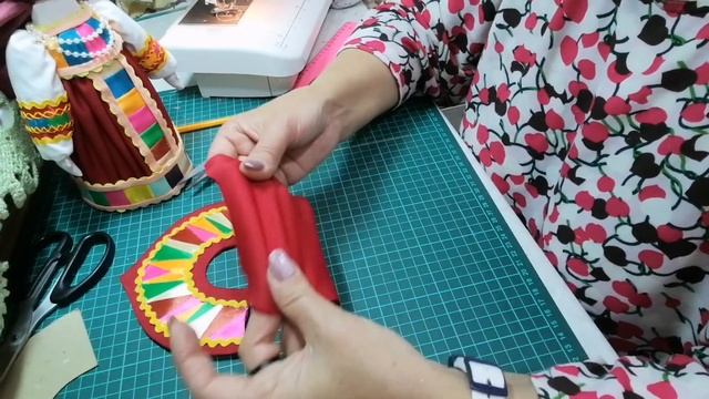 По вашим просьбам. Кокошник для куклы своими руками из лоскутов.