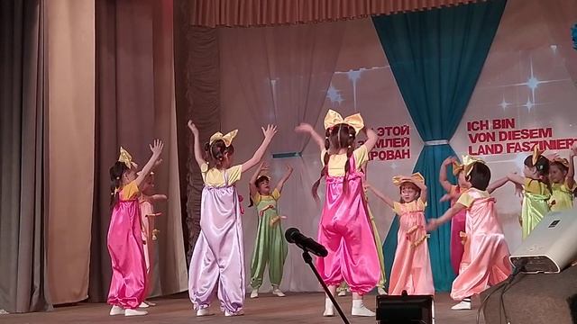 Танец «Сладкоежки». Танцевальная группа «КристинДанс», руководитель Фукс К.Ф.