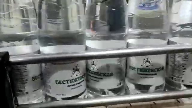Этикетировочный автомат на полипропиленовую этикетку. Нанесение этикетки на бутылки 0,5 л. ПрактикМ