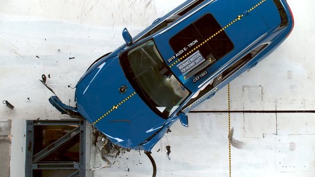 2019 Audi e-tron moderate overlap IIHS crash test смотреть онлайн