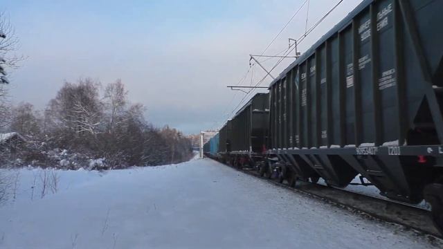"Зимняя сказка" Электровоз ВЛ11.8-702/684А с грузовым поездом следует по перегону Талдом-Вербилки смотреть онлайн
