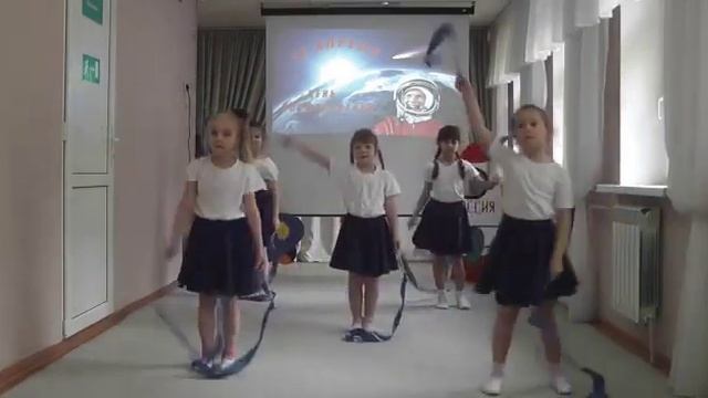 Спортивный танец с лентами ко Дню космонавтики «Полет к звездам»