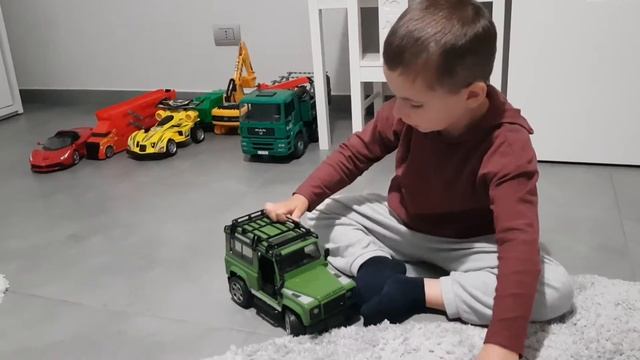 Range Rover verde e camion che solleva i tronchi смотреть онлайн