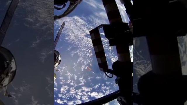 МКС пролетает над Атлантикой смотреть онлайн