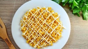 Салат с кукурузой и чипсами