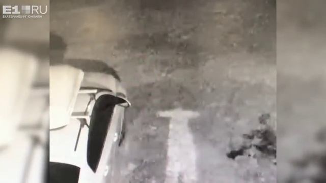 Мужчина разбил стекло в иномарке и украл видеорегистратор смотреть онлайн