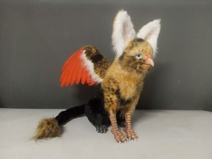 Игрушка в смешанной технике. Сидящий грифончик