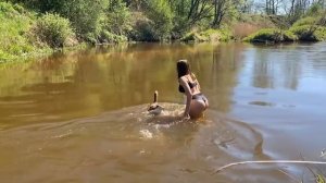 Купальщица с гусем в реке