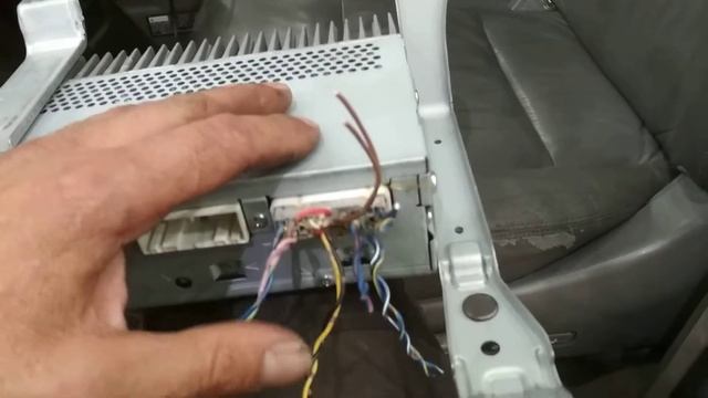 Установка автомагнитолы android на Toyota Land Cruiser 100 2006г. Где находится штатный усилитель. смотреть онлайн