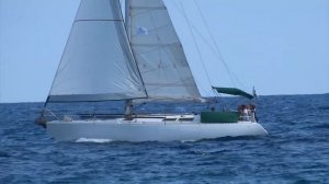 Дикий пляж в Испании / люди / яхты / отдых