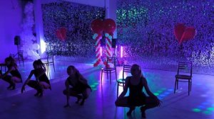 Эффектный танцевальный номер со стульями. "Fever"