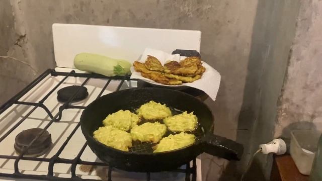 Готовлю оладьи из кабачков.Комендантский час. смотреть онлайн