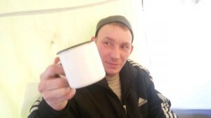 как открыть банку эмалированной кружкой