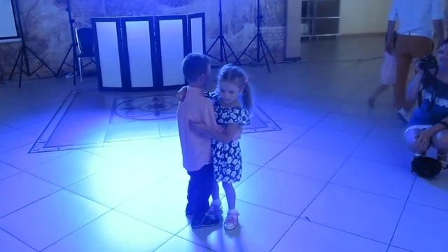 Красота. Медленный танец маленьких детей смотреть онлайн