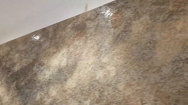 Имитация колотого мрамора из венецианки и травертина.