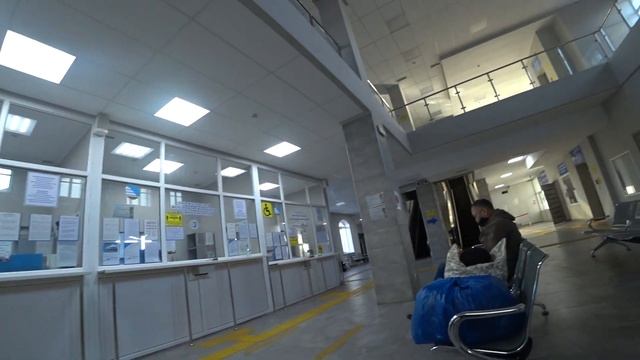 Станция Караганда-Пассажирская - билетные кассы внутри нового помещения вокзала весной 2021 года