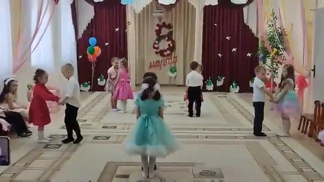 Очень трогательный танец? #мамы моей глаза #длямамы