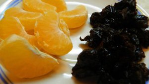 Свиные рулеты с мандарином и черносливом