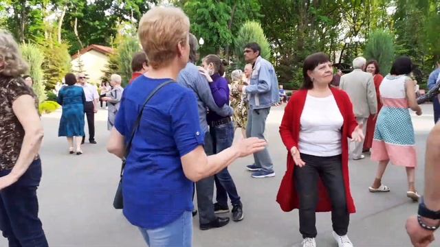 АХ, СМУГЛЯНКА-МОЛДОВАНОЧКА!??/ТАНЦЫ В ПАРКЕ ГОРЬКОГО ХАРЬКОВ МАЙ 2021 смотреть онлайн