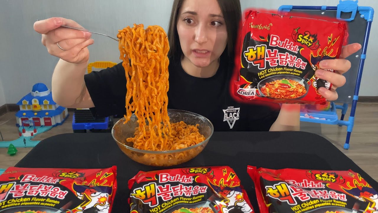 САМАЯ ОСТРАЯ ЛАПША РАМЕН/ASMR MUKBANG/просто АД