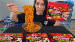 САМАЯ ОСТРАЯ ЛАПША РАМЕН/ASMR MUKBANG/просто АД