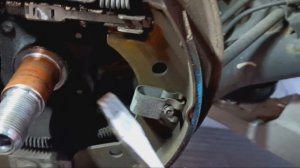 Как отрегулировать задние тормозные колодки на Nissan Micra k12 ,2010 года выпуска ...