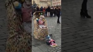 Уличный клоун "ребенок в коляске" (Староместская площадь, Прага)