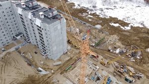 Готов к работе. Башенный кран КБ-405.1А. Construction from a height