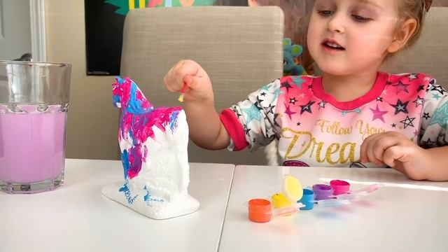 Слада раскрашивает фигурку лошадки красками / Slada paints the horse with colors смотреть онлайн