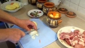 Мясо в горшочках