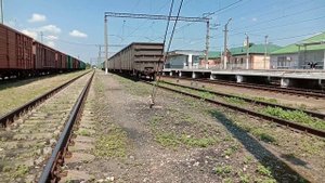 Рельсы, рельсы, шпалы, шпалы, едет поезд запоздалый.