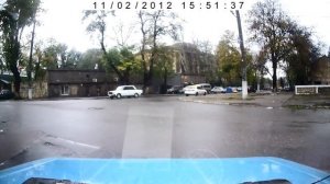 Девушка за рулем НИСАН МИКРА,обезьяна с гранатой!!!