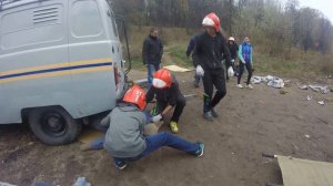Достаем пострадавшего из под машины .